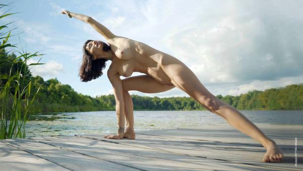Uliana Desnuda Yoga
