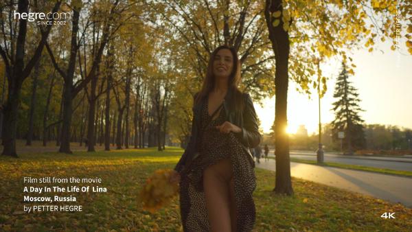 Tangkapan layar # 2 dari film A Day In the Life of Lina, Moscow, Russia