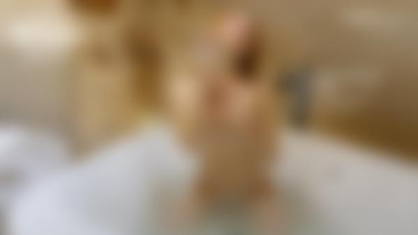 Kuvakaappaus #9 elokuvasta Päivä Tianan elämässä: uusi aamunkoitto, Ivano-Frankivsk, Ukraina