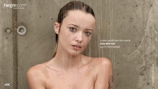Tangkapan layar # 5 dari film Alba Wet Hot