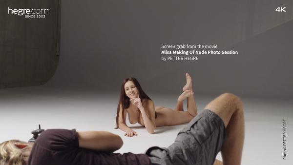 Screenshot #4 dal film Alisa fa una sessione di foto di nudo