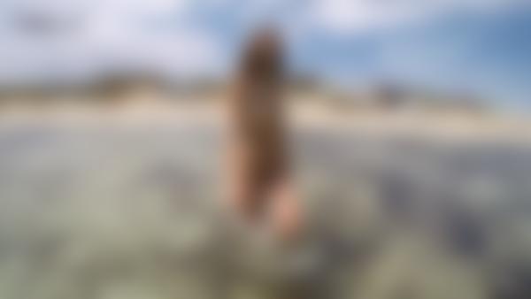 Skærmgreb #9 fra filmen Alisa nøgen på Ibiza