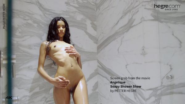 Screenshot #7 dal film Spettacolo di doccia insaponata Angelique