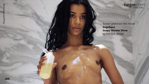 电影 Angelique 肥皂淋浴秀 中的屏幕截图 #3