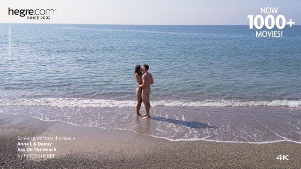 फ़िल्म 5 से स्क्रीन ग्रैब # अन्ना एल और डैनी समुद्र तट पर सेक्स