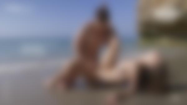 映画 アンナ・Lとダニーがビーチでセックス からのスクリーンキャプチャ #12