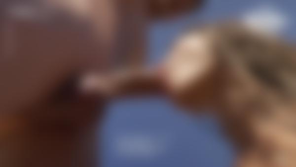 Ekrāna paņemšana #11 no filmas Anna L un Denijs Saule, Smiltis, jūra un sekss