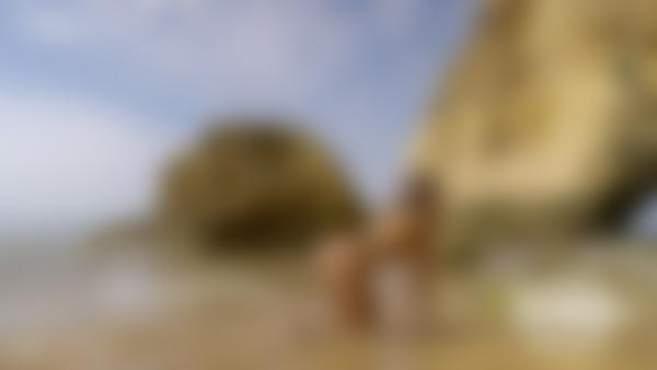 Skjermtak #9 fra filmen Anna L. Naken fotoseanse på stranden