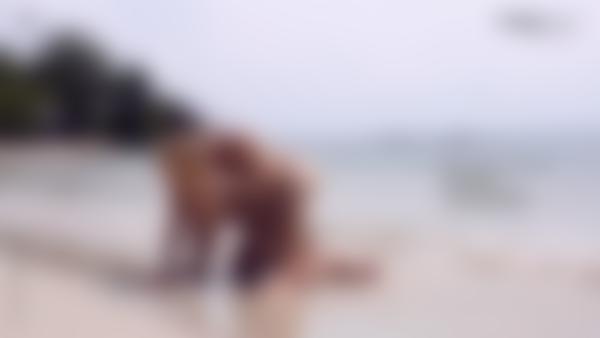 फ़िल्म 10 से स्क्रीन ग्रैब # समुद्र तट पर एरियल और एलेक्स सेक्स