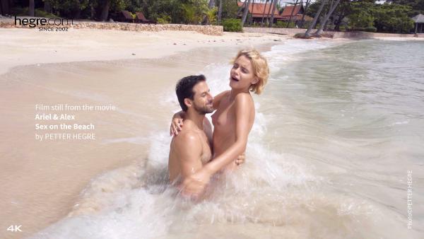 फ़िल्म 3 से स्क्रीन ग्रैब # समुद्र तट पर एरियल और एलेक्स सेक्स