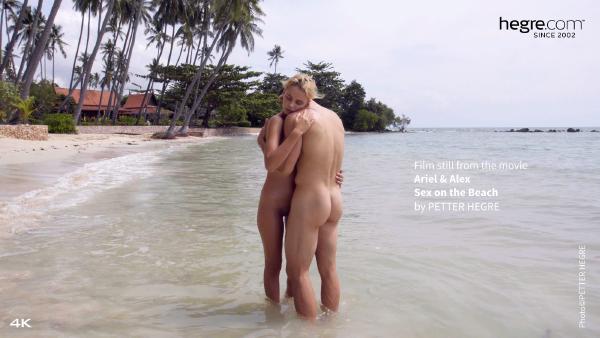 Kuvakaappaus #1 elokuvasta Ariel ja Alex seksiä rannalla
