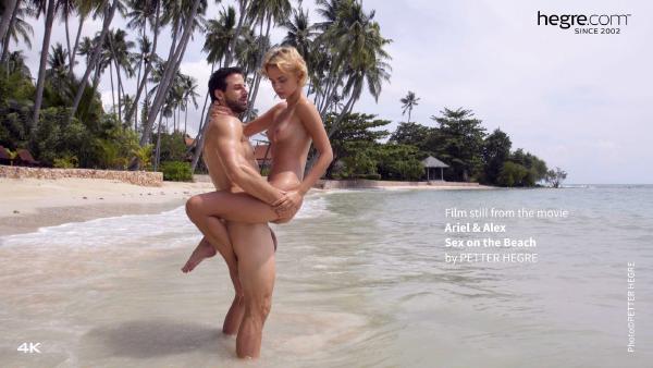 फ़िल्म 4 से स्क्रीन ग्रैब # समुद्र तट पर एरियल और एलेक्स सेक्स