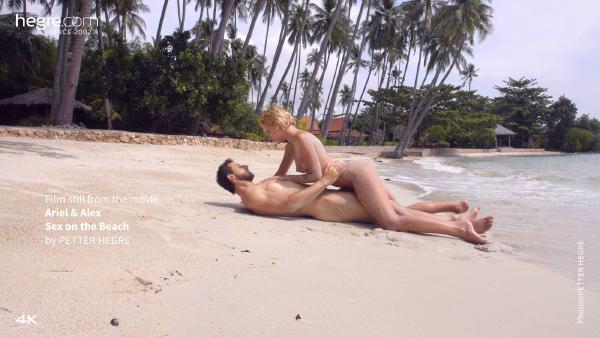 电影 爱丽儿和亚历克斯在海滩上做爱 中的屏幕截图 #7