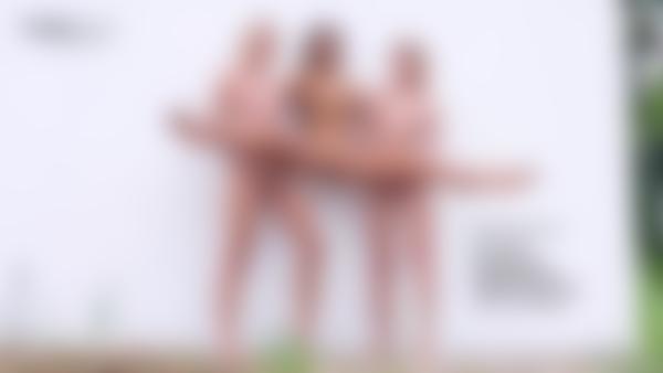 电影 Ariel、Marika 和 Melena Maria 裸体热带三重奏 中的屏幕截图 #9