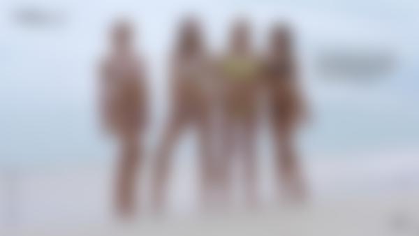 Kuvakaappaus #10 elokuvasta Ariel Marika Melena Mira 4 Nude Beach Nymphs