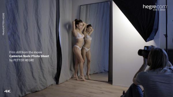 Skærmgreb #1 fra filmen Cameron nøgen fotoshoot