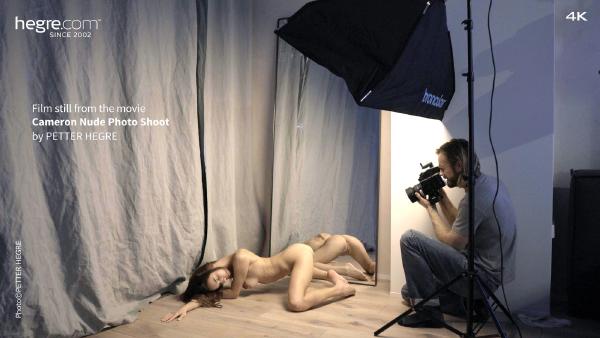 Skærmgreb #4 fra filmen Cameron nøgen fotoshoot