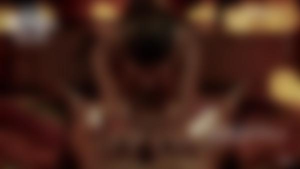 Kuvakaappaus #12 elokuvasta Charlotta Tantra -temppelihieronta