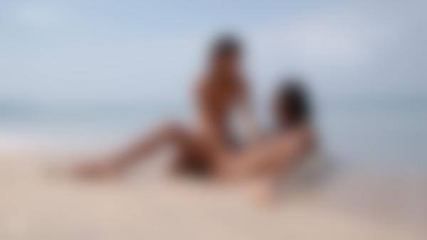 Ekrāna paņemšana #12 no filmas Hloja un Hiromi diena pludmalē
