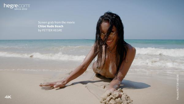 Kuvakaappaus #5 elokuvasta Chloe Nude Beach