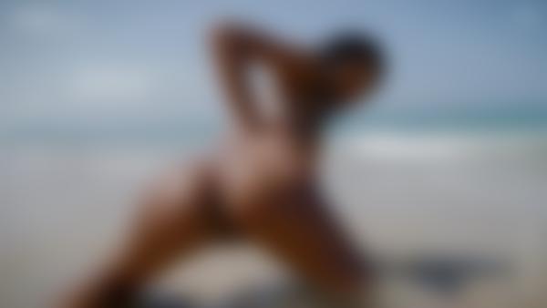 Screenshot #9 dal film Chloe spiaggia per nudisti