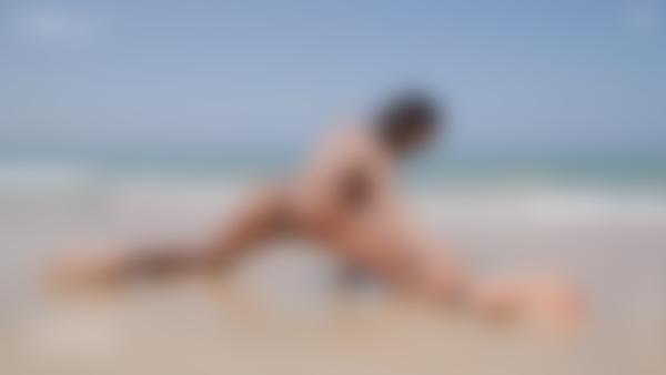 Captura de tela #11 do filme Chloe Nude Beach