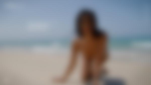 电影 克洛伊裸体海滩 中的屏幕截图 #12