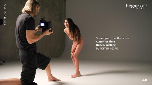 Skjermtak #5 fra filmen Clau første gangs nakenmodellering