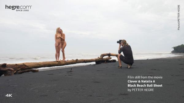 Skjermtak #8 fra filmen Clover Og Natalia En Black Beach Bali Shoot