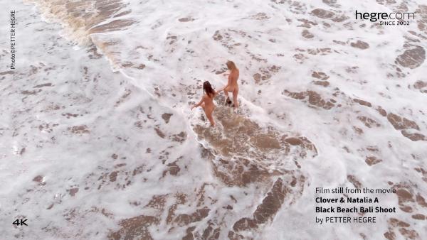 Skärmgrepp #2 från filmen Klöver Och Natalia En Black Beach Bali Shoot