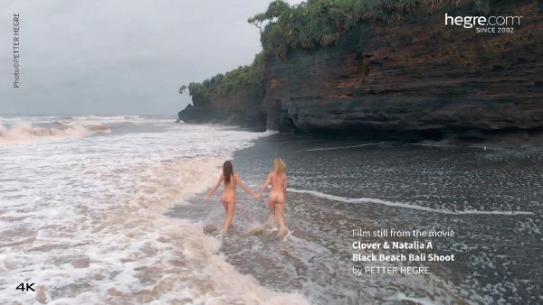 Kuvakaappaus #4 elokuvasta Apila Ja Natalia A Black Beach Bali Shoot
