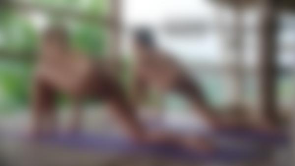 Screenshot #10 dal film Clover e Natalia Uno yoga nudo a Bali