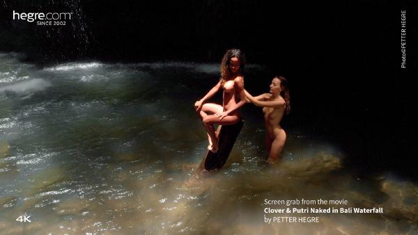 Schermopname #2 uit de film Klaver en Putri naakt in de waterval van Bali