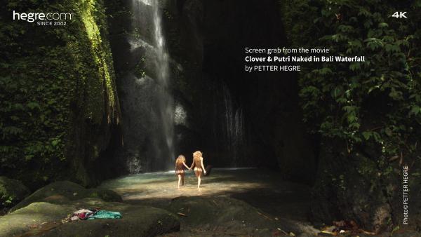 Skærmgreb #4 fra filmen Clover og Putri nøgne i Bali-vandfaldet