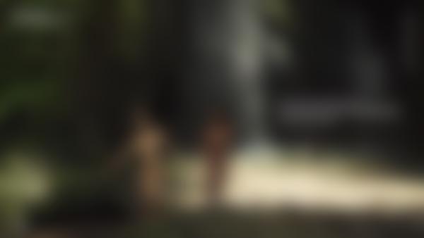 Kuvakaappaus #11 elokuvasta Apila ja Putri alasti Balin vesiputouksella