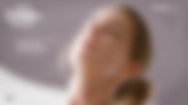 Skärmgrepp #12 från filmen Pars sexuella uppvaknande massage