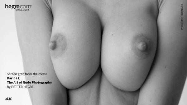Skærmgreb #1 fra filmen Darina L Kunsten at nøgenfotografering