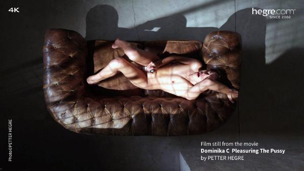 Captura de tela #1 do filme Dominika C dando prazer à buceta