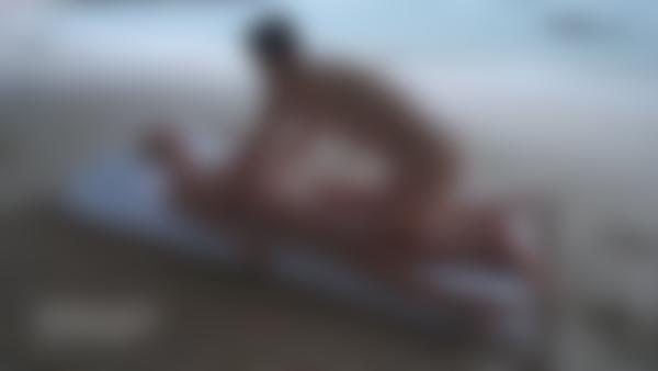Screenshot #11 dal film Massaggio erotico sulla spiaggia