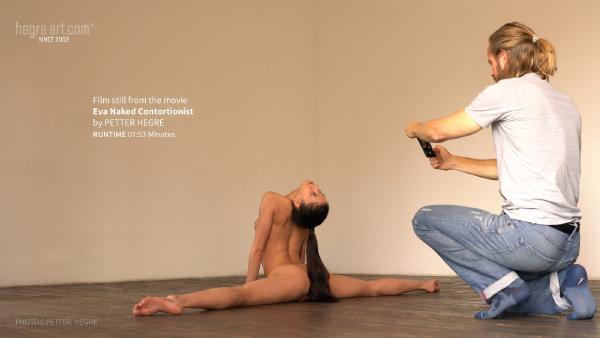 Tangkapan layar # 1 dari film Eva Sexy Naked Contortionist
