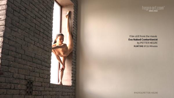Screenshot #4 dal film Eva sexy contorsionista nuda