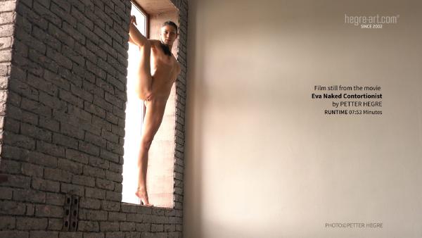 Screenshot #3 dal film Eva sexy contorsionista nuda
