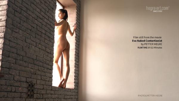 Kuvakaappaus #2 elokuvasta Eva Sexy Naked Contortionist