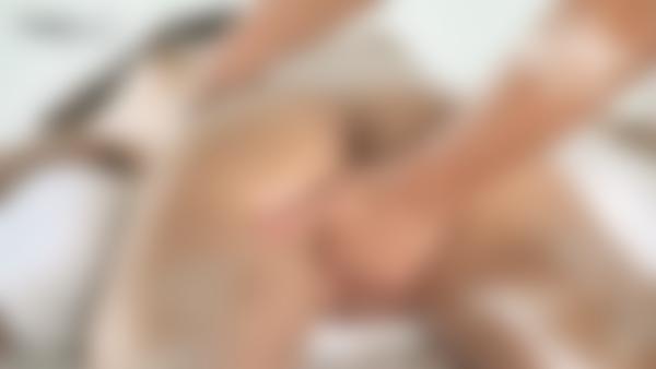 Ekrāna paņemšana #12 no filmas Pirmā erotiskā masāža