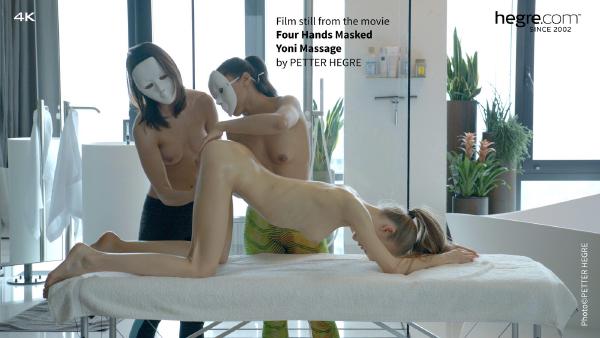Screenshot #5 dal film Massaggio Yoni mascherato a quattro mani