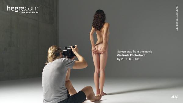 Екранна снимка №3 от филма Плакат за гола фотосесия на Gia