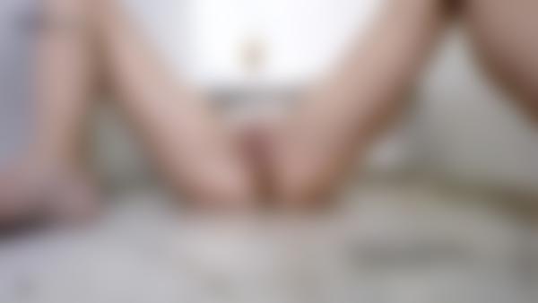 Screenshot #11 aus dem Film Gia Sex alleine bei der Rasur unter der Dusche