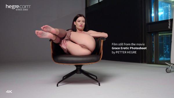 Skærmgreb #4 fra filmen Grace erotisk fotoshoot