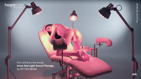 Kuvakaappaus #6 elokuvasta Grace Red Light -seksuaaliterapia