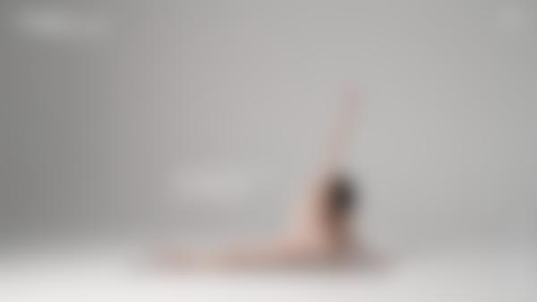Screenshot #9 dal film Hannah yoga nudo